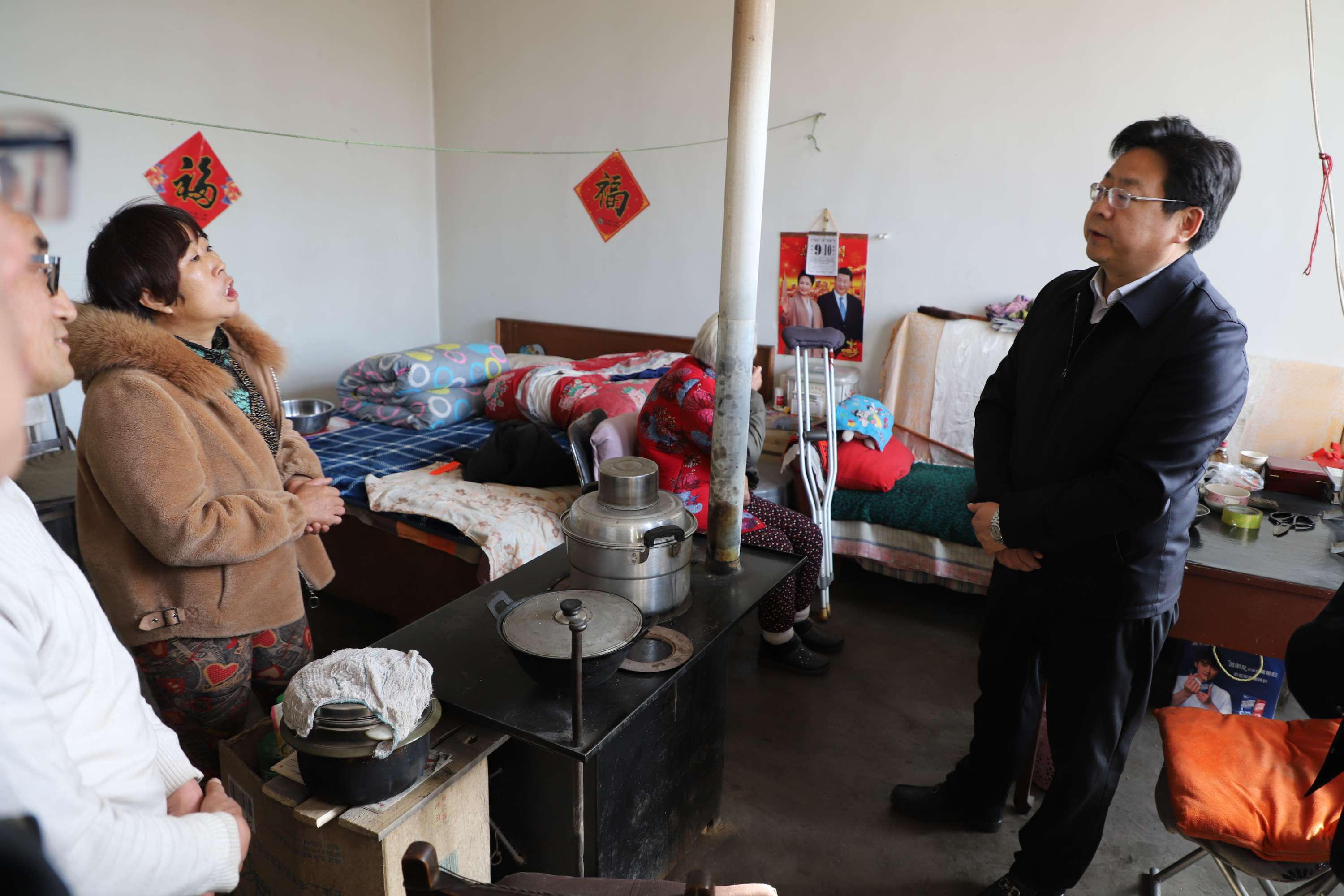 秦苏良走访慰问困难群众