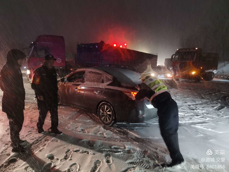 潞城交警全力以赴积极应对大雪恶劣天气