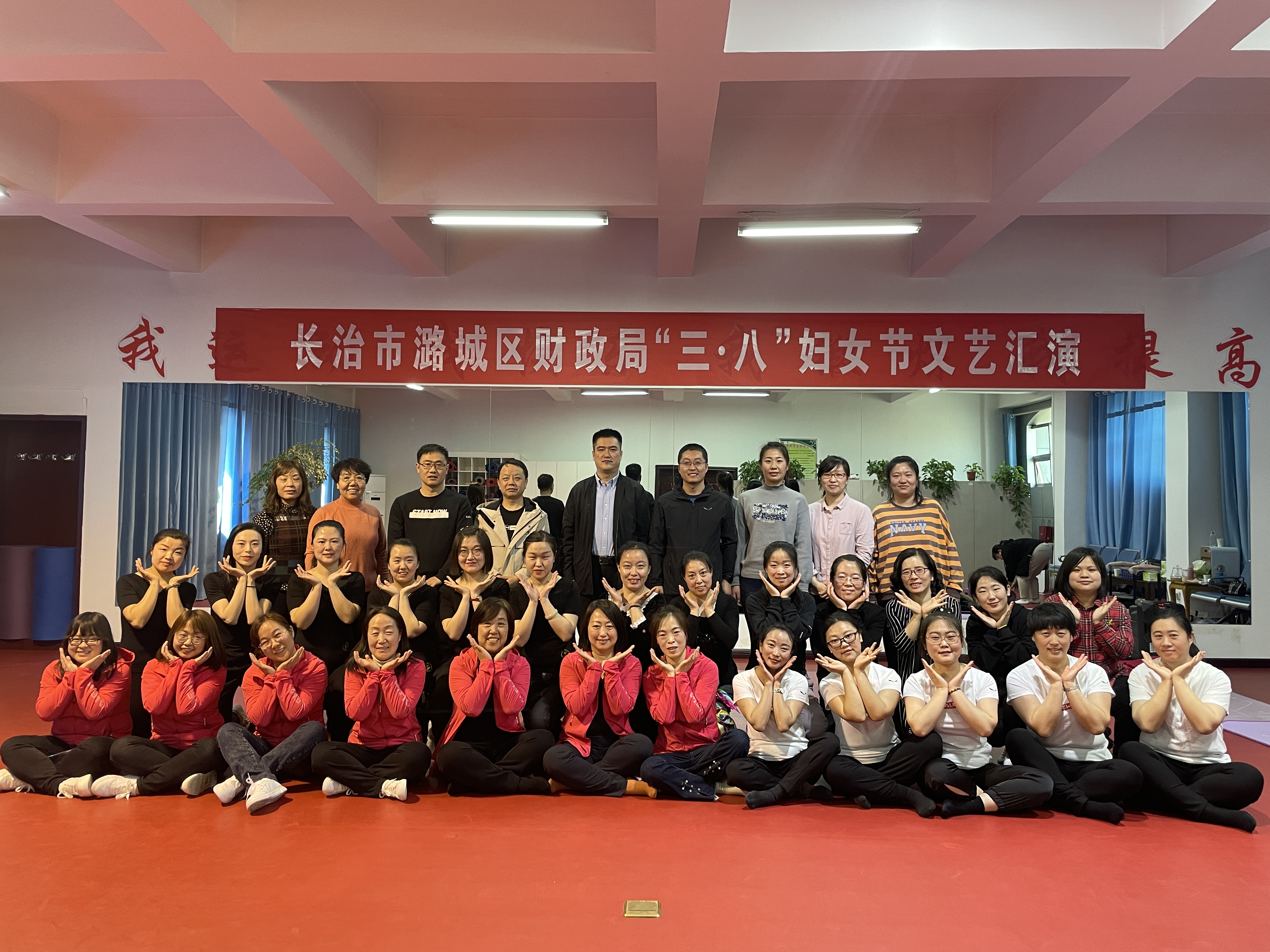 区财政局举办“三八”妇女节文艺汇演