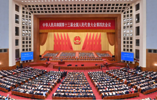 我区干群热议全国“两会”精神