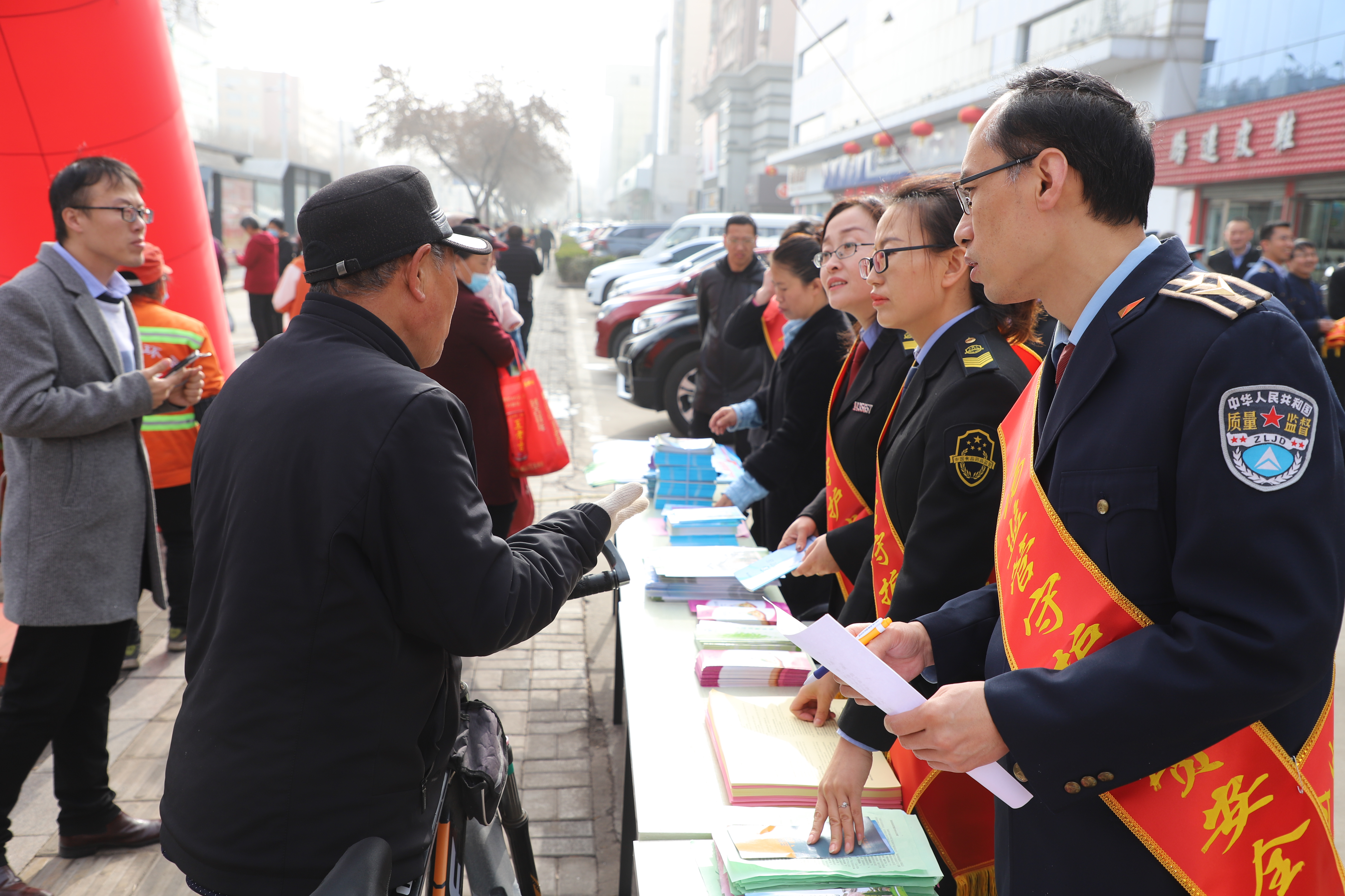 区市场监督管理局开展了以“守护安全 畅通消费”为主题的国际消费者权益日主题宣传活动