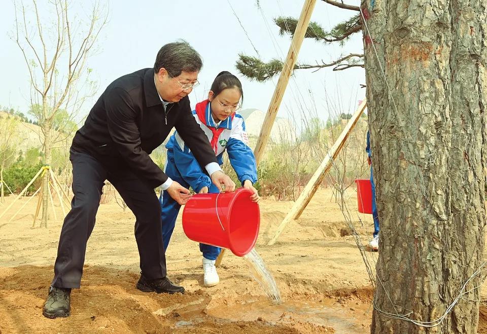 楼阳生参加义务植树活动