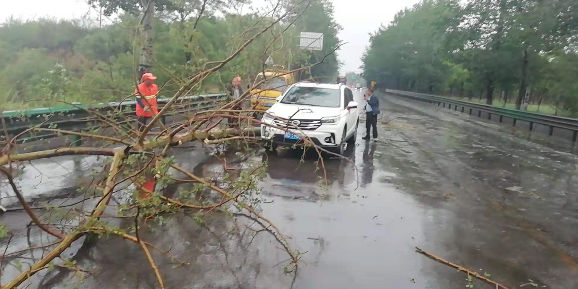 潞城公路段： 冒雨清路障 实时保畅通