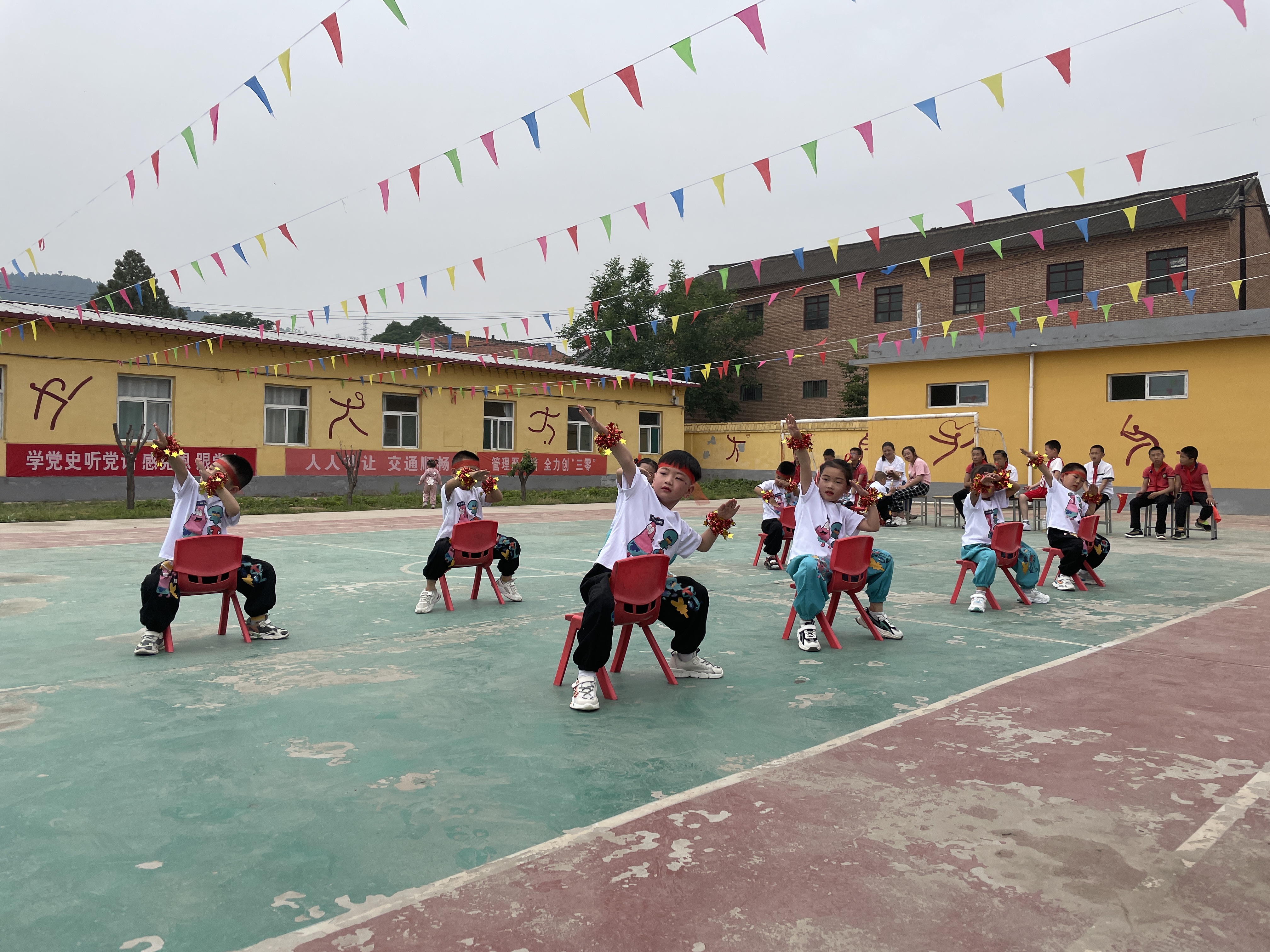 西流小学举行“童心筑梦 礼赞百年”庆祝六一国 际儿童节大会暨表彰大会