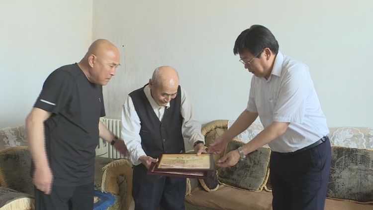 秦苏良看望慰问老党员许振虎