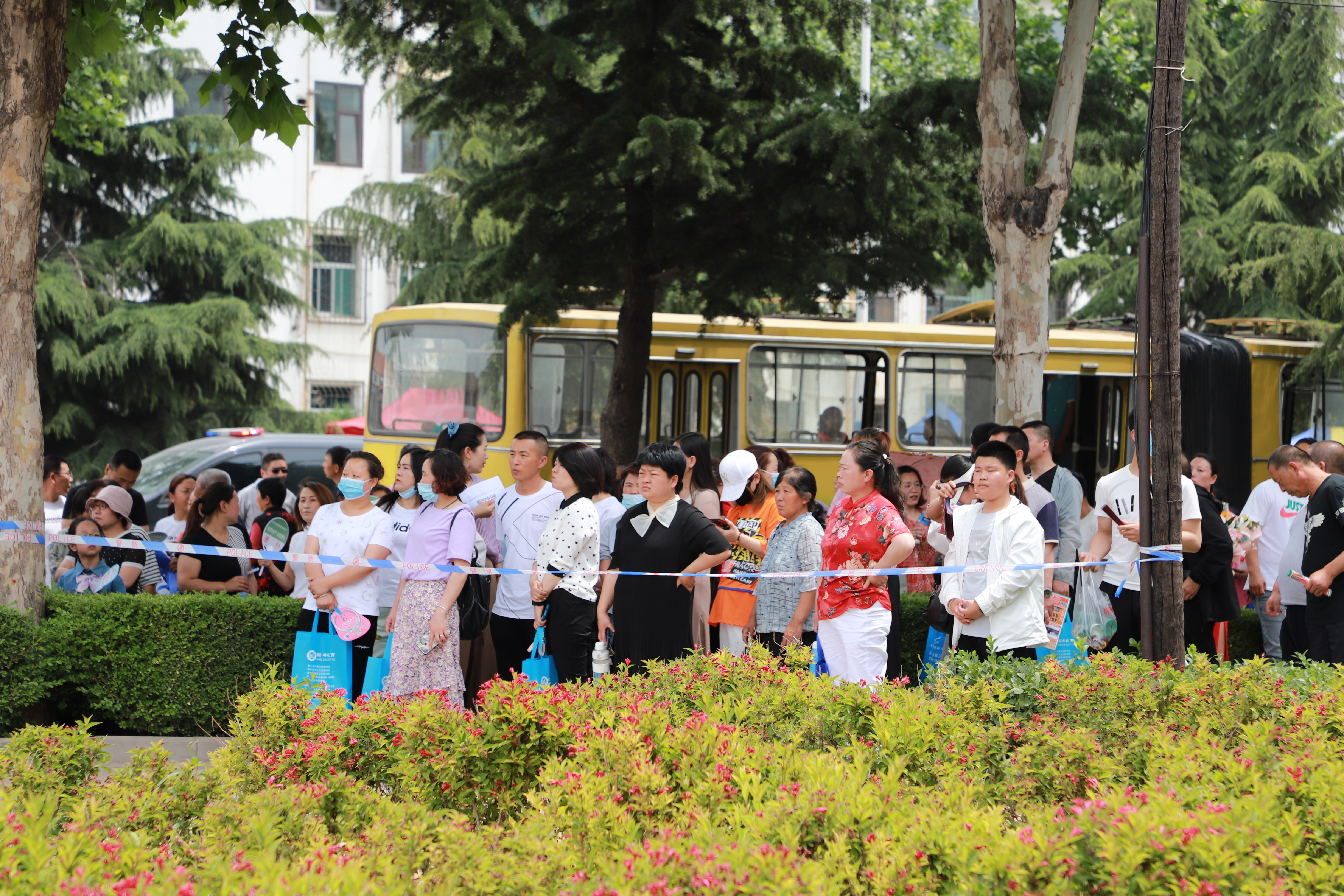 高考首日：考生奔赴考场 多方联动护航高考