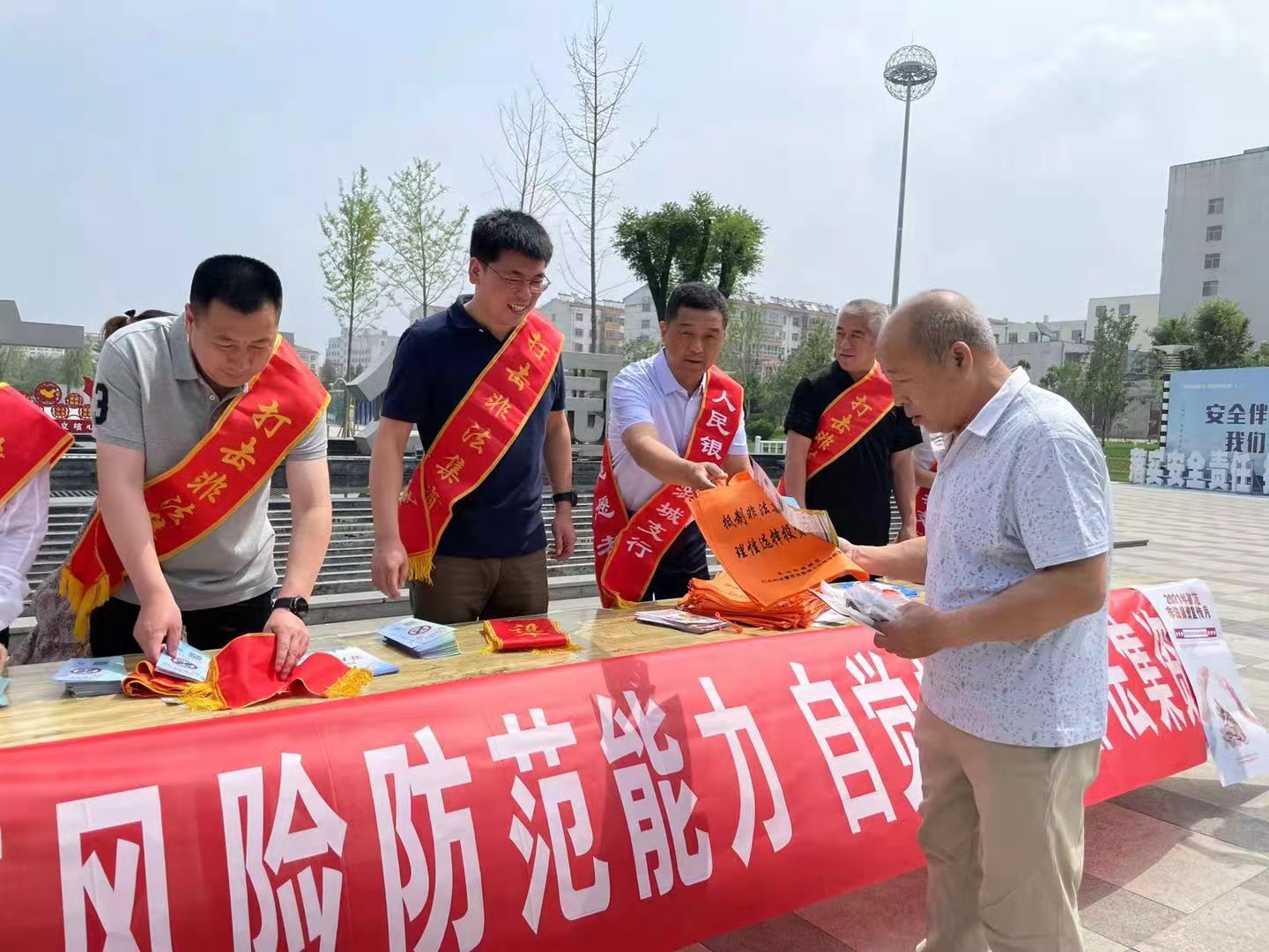 我区开展防范非法集资月宣传活动