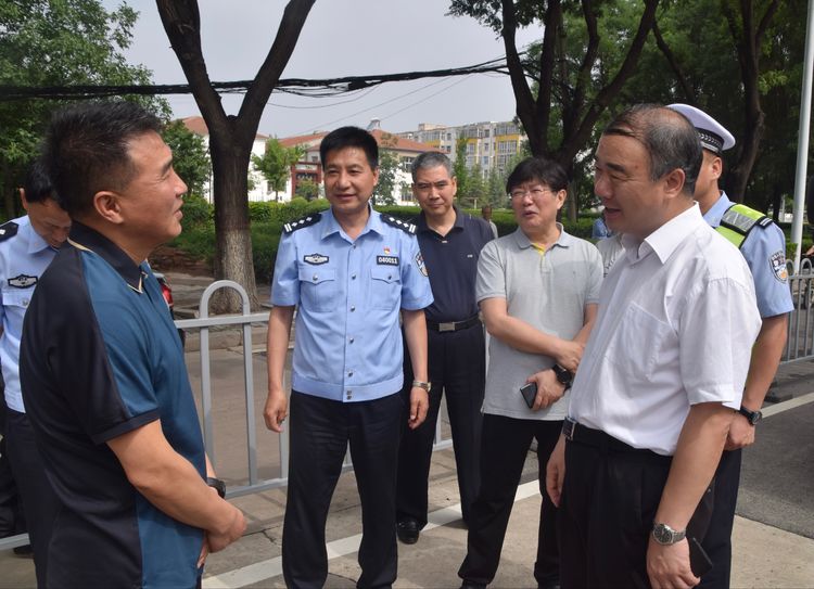 市人大调研组在我区调研