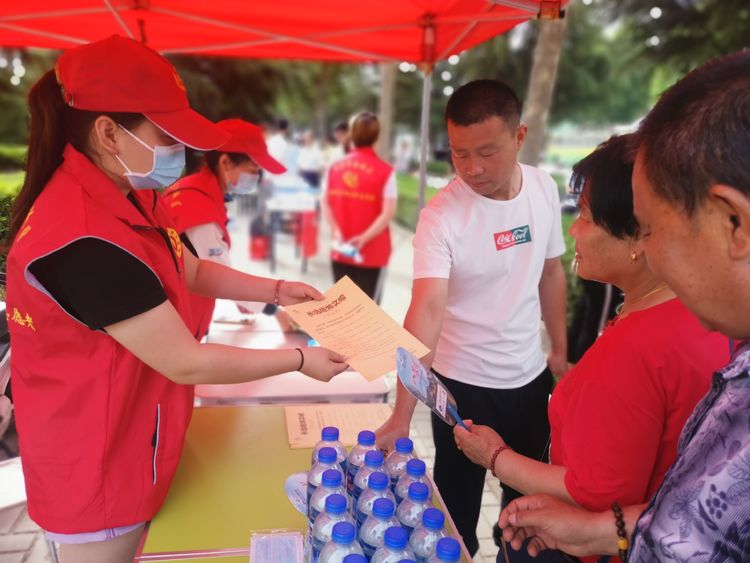 “爱心护考 逐梦起航”潞城区新时代文明实践志愿者开展“助力中考”志愿服务活动！