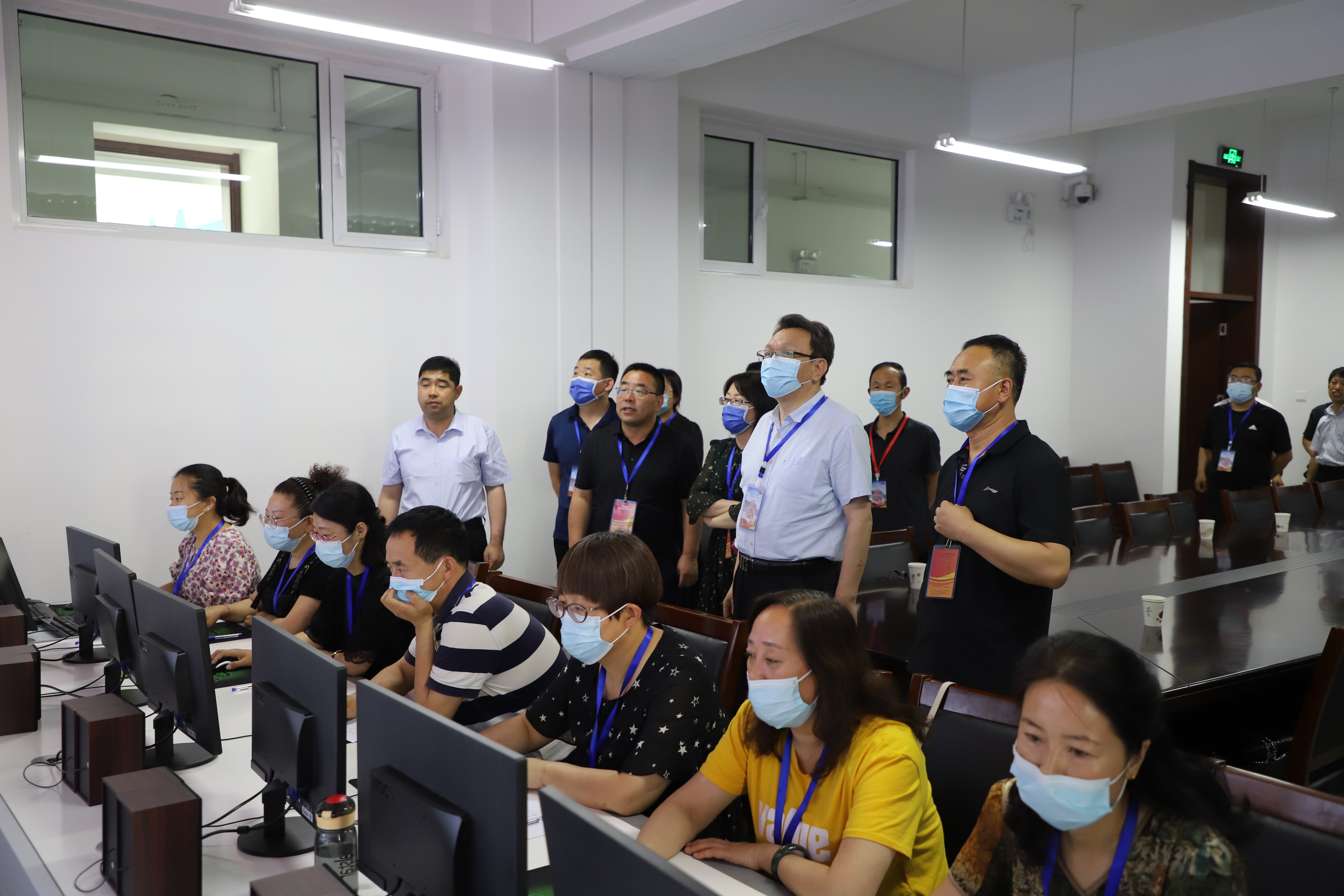 市教育局副局长李亚东一行来我区巡视中考工作