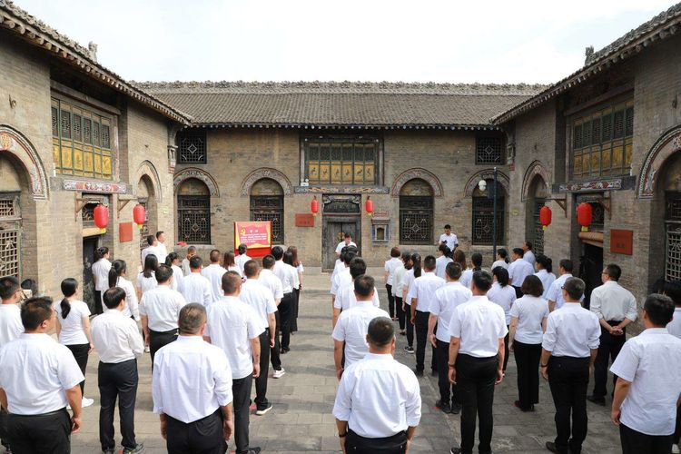 我区举行“追寻红色足迹 重温入党誓词”主题党性实践活动