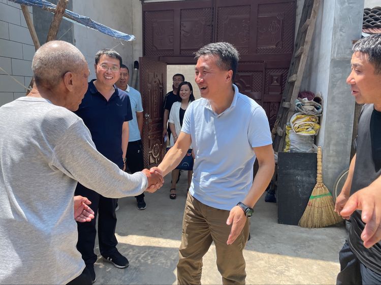 郭强走访慰问困难老党员