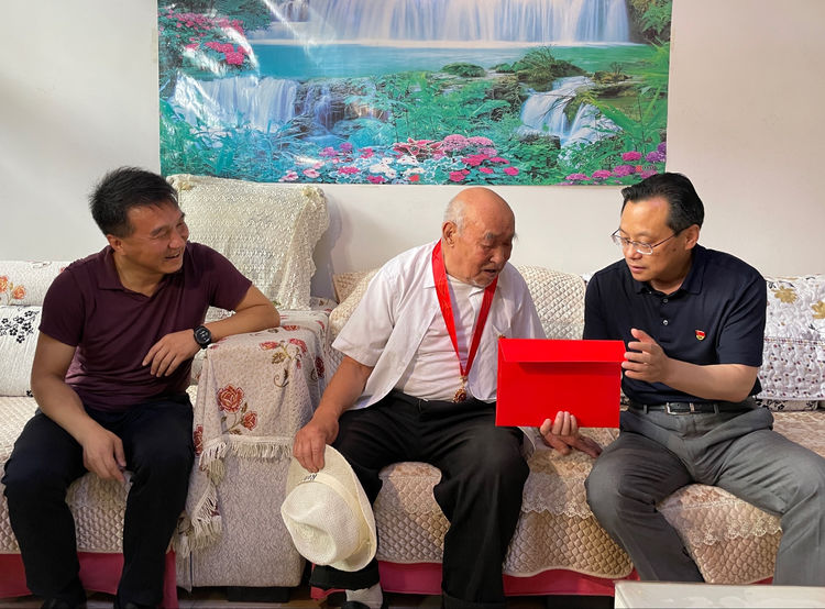 尚日红走访慰问我区建国前老党员、生活困难党员和烈士遗属