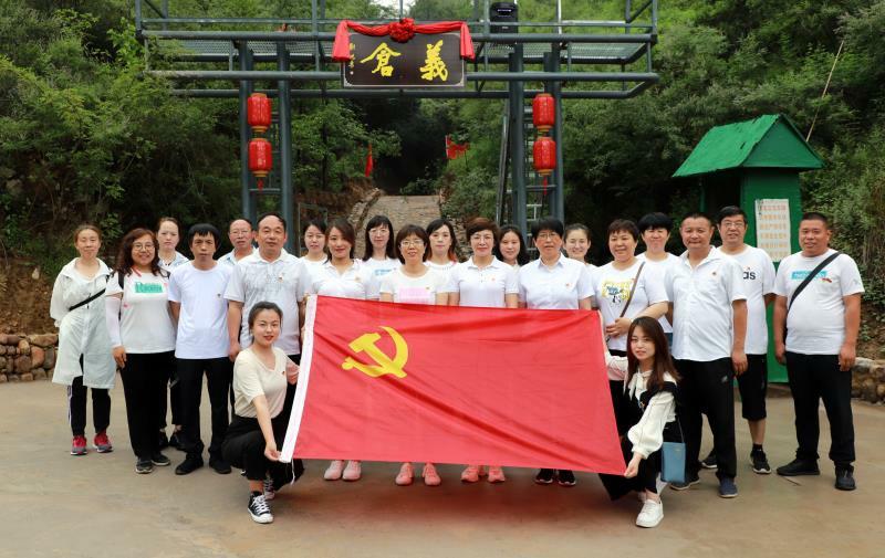 区融媒体中心党支部开展“追寻红色足迹，重温入党誓词”主题党性实践活动