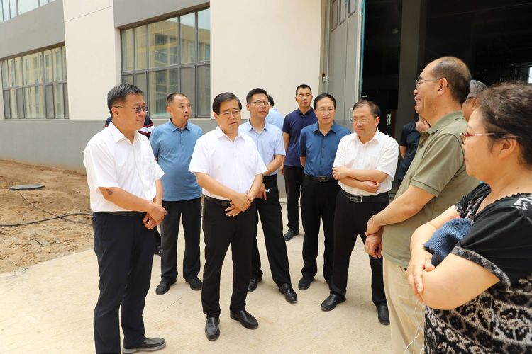 卢展明在我区开展“我为群众办实事”实践活动