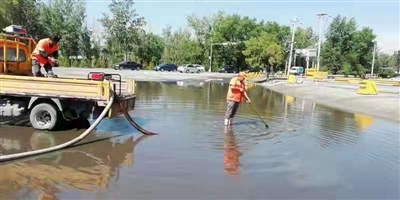 潞城公路段展开公路积水疏排工作