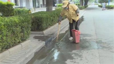 莫要乱倒污水 维护城市环境