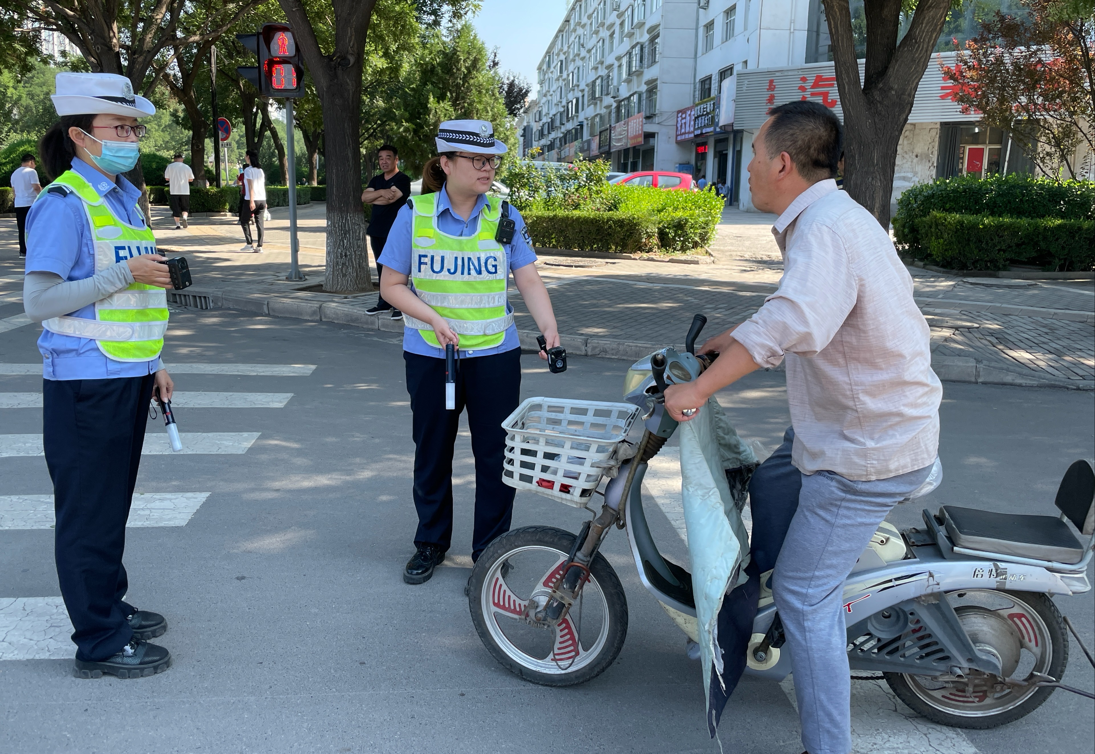 潞城交警开展非机动车交通违法行为整治行动