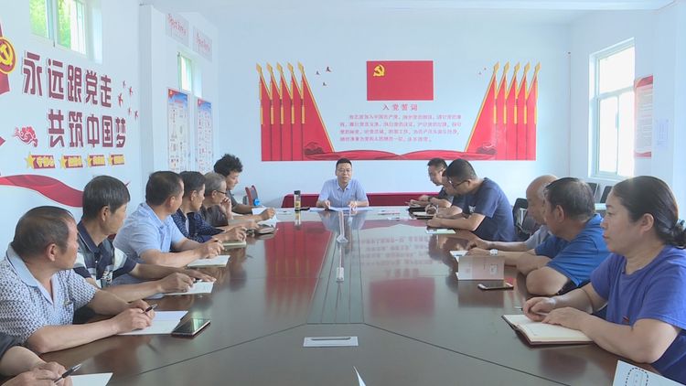 琚海鹏在翟店街道南舍村讲党课