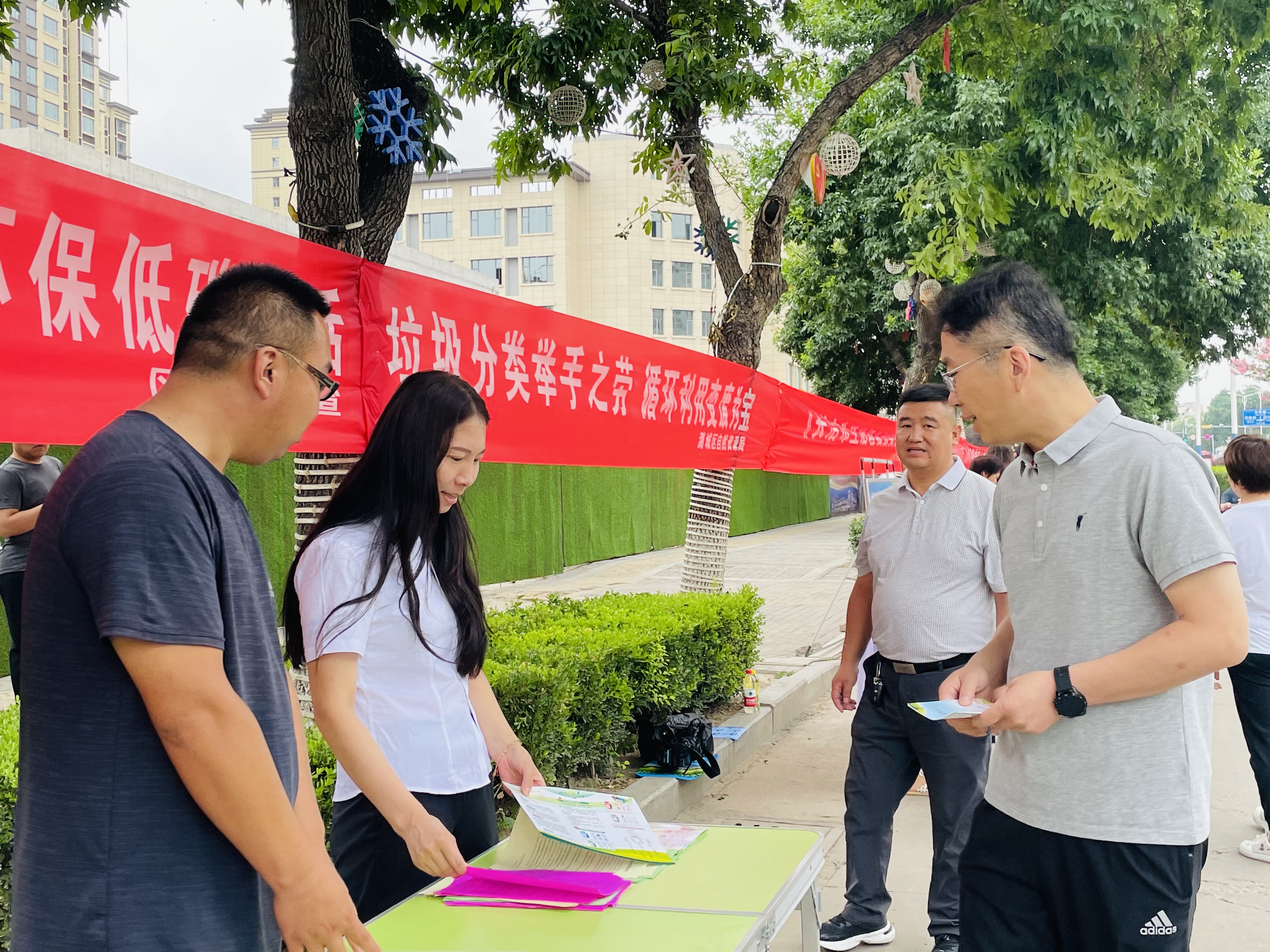 我区垃圾分类与循环利用工作领导组开展《长治市生活垃圾分类管理条例》宣传活动