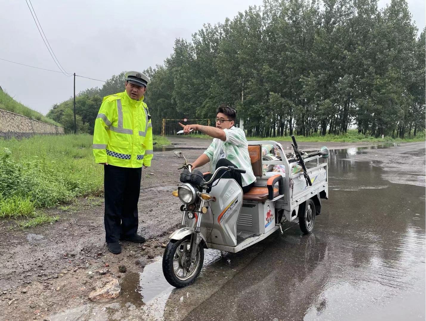 区交警队增派人员维持交通   确保雨天道路交通安全有序畅通
