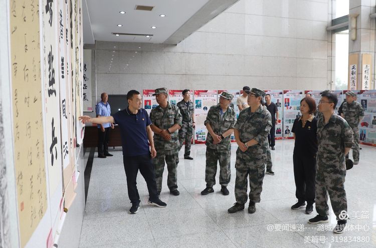 区四套班子领导参观庆“八一”建军节书画展