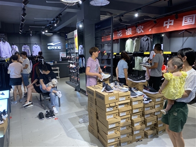 潞城市民扫货鸿星尔克