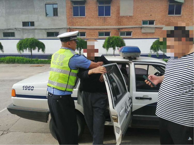 我为群众办实事|八旬耳聋老人路边徘徊 潞城交警助其找到家人