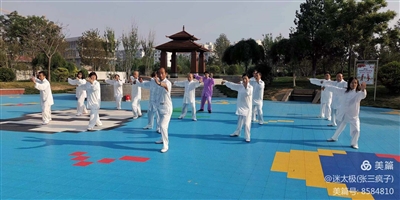 张新华老师向社区居民传递健康快乐生活方式