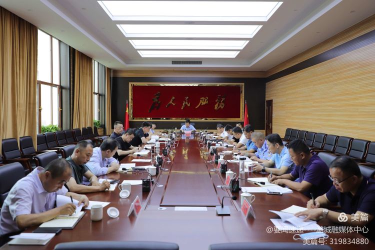 区委理论学习中心组进行集体学习