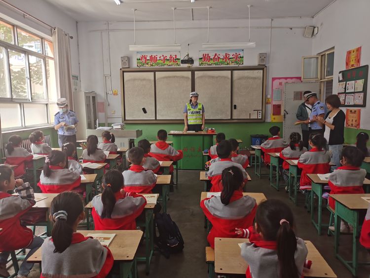 【开学第一课】潞城交警进校园 交通安全入课堂