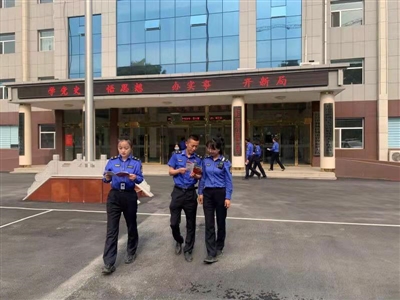 区城市管理综合行政执法局（筹） “口袋书”随身带 党史知识随时学