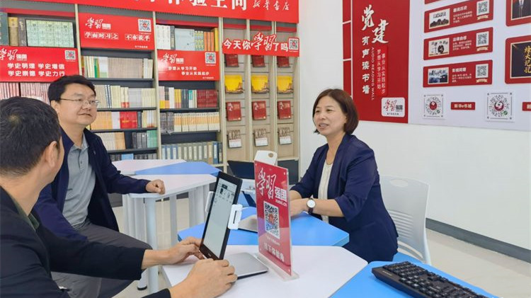 区委常委、宣传部部长曹枫在潞城新华书店调研指导工作