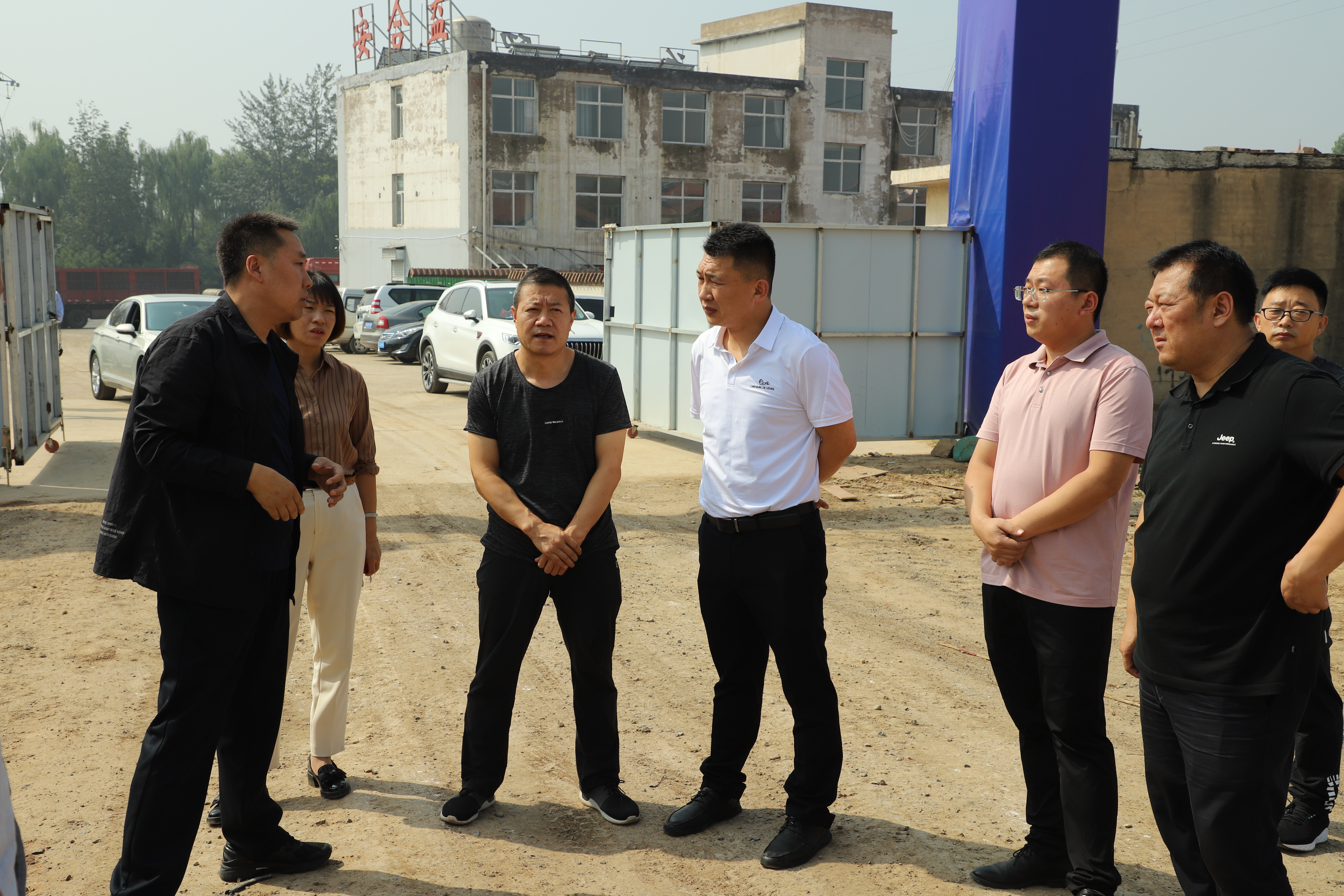 区委常委、常务副区长李明，区委常委、组织部部长张学良协调解决企业在项目建设推进中存在的困难和问题