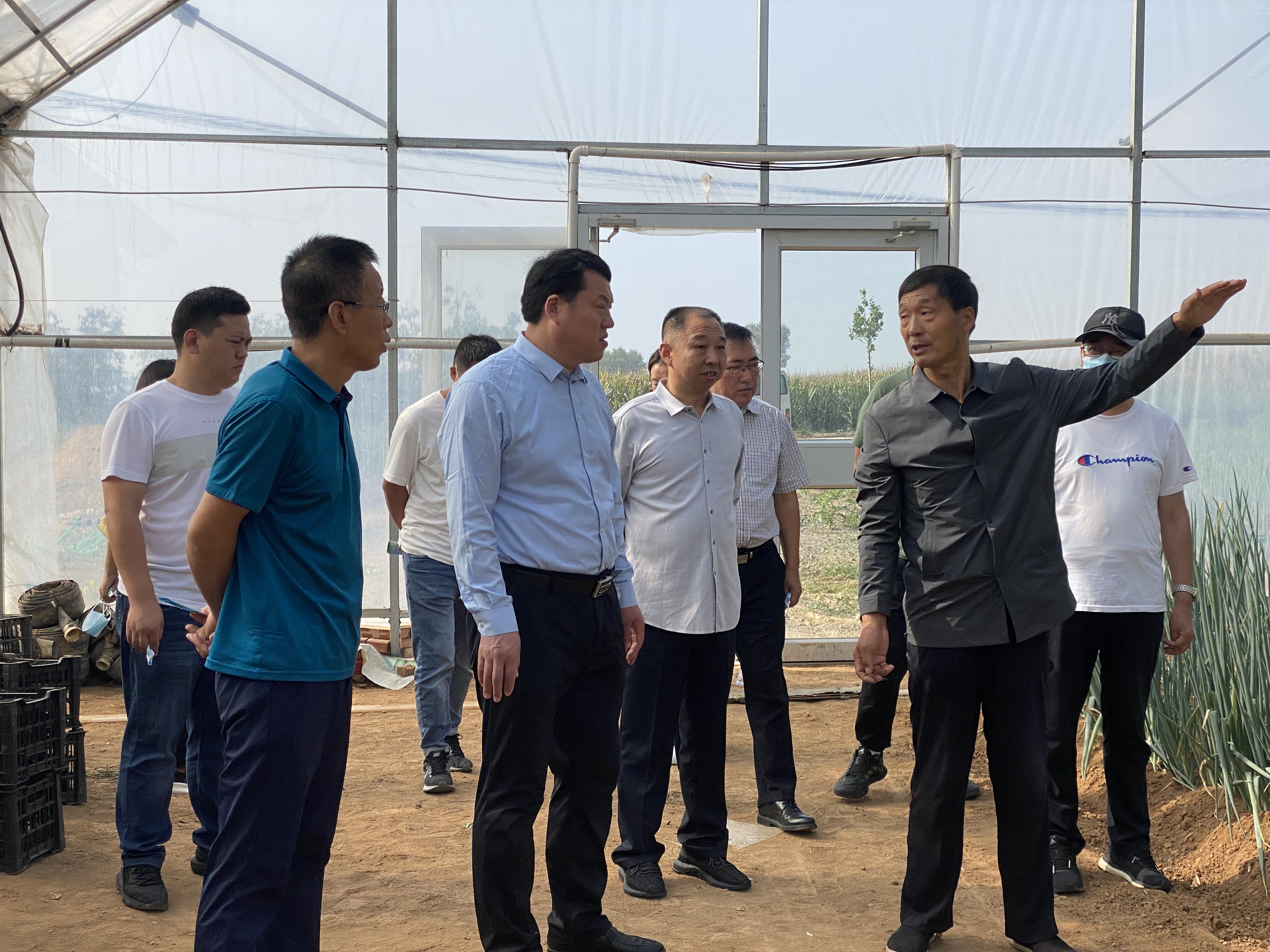 临汾市乡宁县政协副主席于彦雪在我区就有机旱作农业示范点工作进行考察