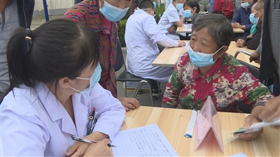 秋日送温暖 帮扶“心连心”