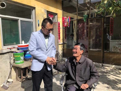 轮椅送上门 暖了老兵心