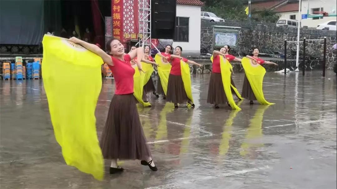 【欢度国庆 文化下乡】“红色文艺轻骑兵”走进土脚村