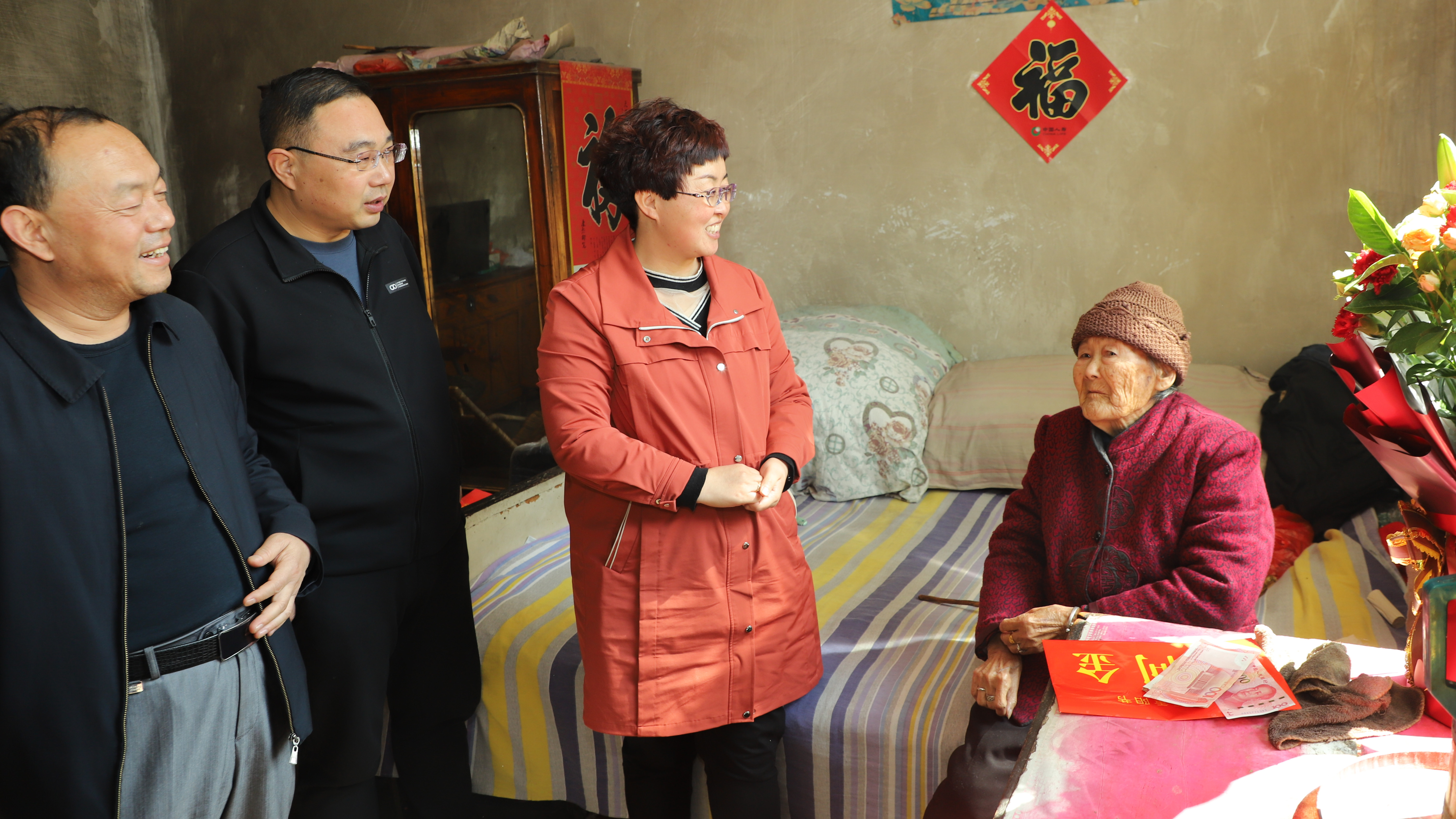 副区长原艳飞带领相关单位负责人走访慰问百岁老人李贵英