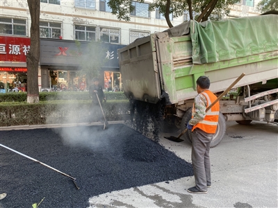 车辆铺路忙 百姓心花放