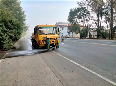 公路段养护中心： 强化扬尘治理 保卫碧水蓝天
