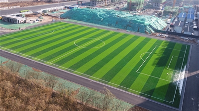 区足球场建设项目紧张建设中