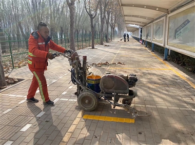 【创建全国文明城市进行时】施划摊位规范早市管理