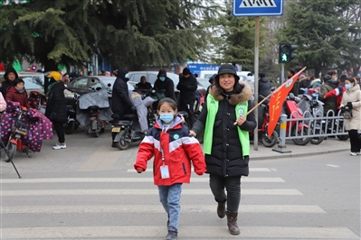安全接送，流动的文明风景