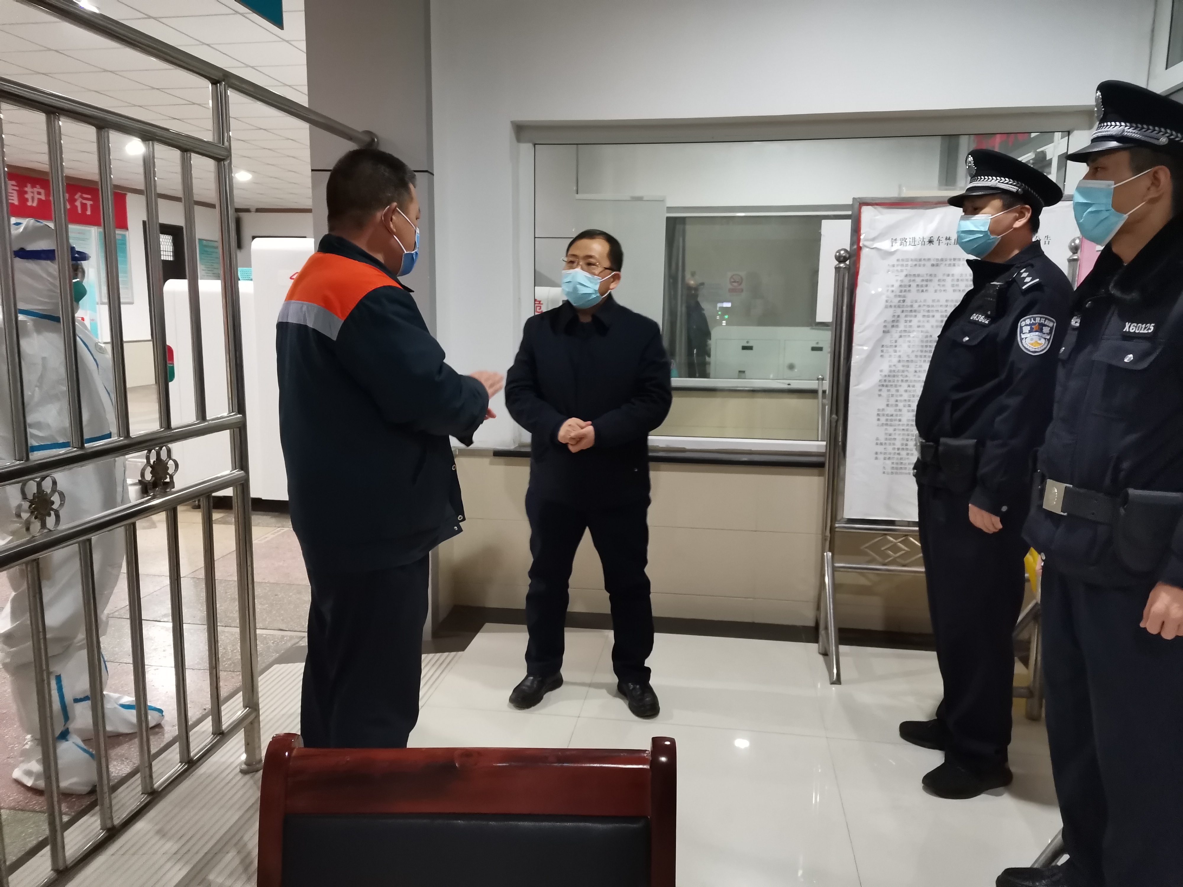 区委副书记、代区长、统战部部长柴哲，副区长杜进才在潞城火车站、潞华街道潞康小区督导疫情防控工作