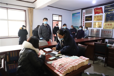 左手分红款 右手 “大红本” ——店上镇北村村民喜领180多万元分红款