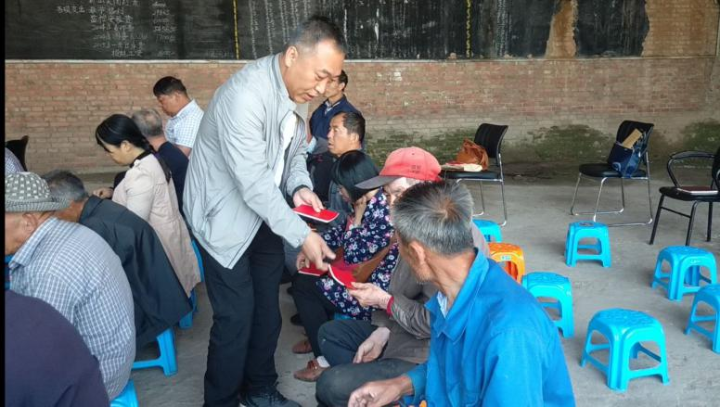 扶贫重党建，七一学党章