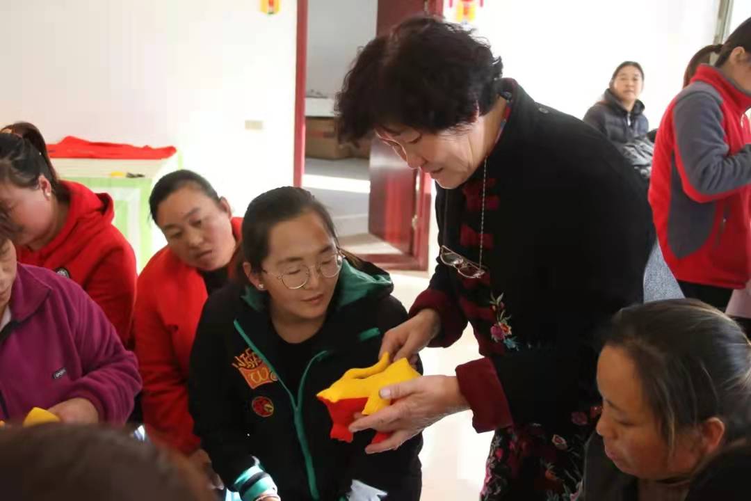 山西潞城刘海兰做客央视新闻网络直播室，现场为观众演绎非物质文化遗产——潞王虎的制作过程。