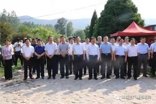 省煤炭地质局“地质服务进长治”辛安泉纪念标志揭幕仪式在潞城市辛安泉镇南流村举行