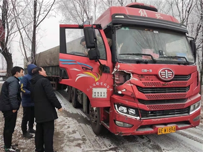 潞城公路段： 大货车肇事逃逸 公路人暖心救援